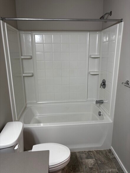 Guest room full bath with tub/shower - 20556 SE Evian Ave