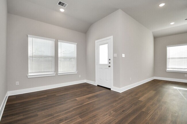 Building Photo - Elm