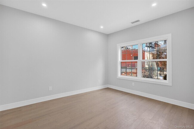 Building Photo - 10 Market St