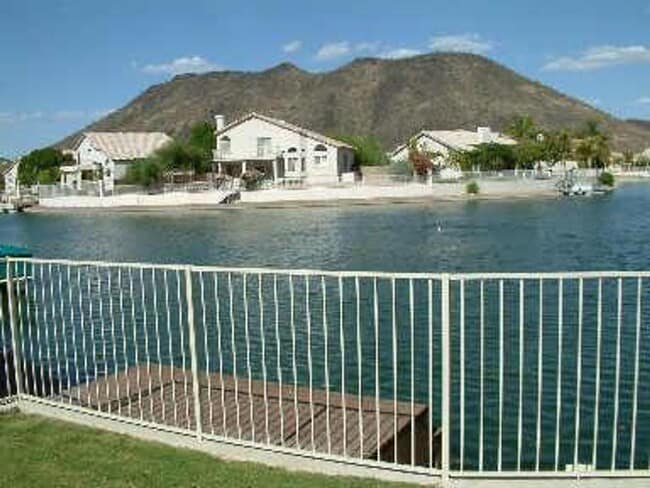 Building Photo - Charming 3 Bed 2 Bath Lakefront home in Gl...
