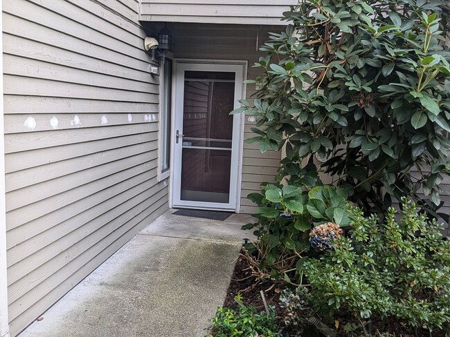 Building Photo - Move in Special:  Sept & Oct only $2,000 /...