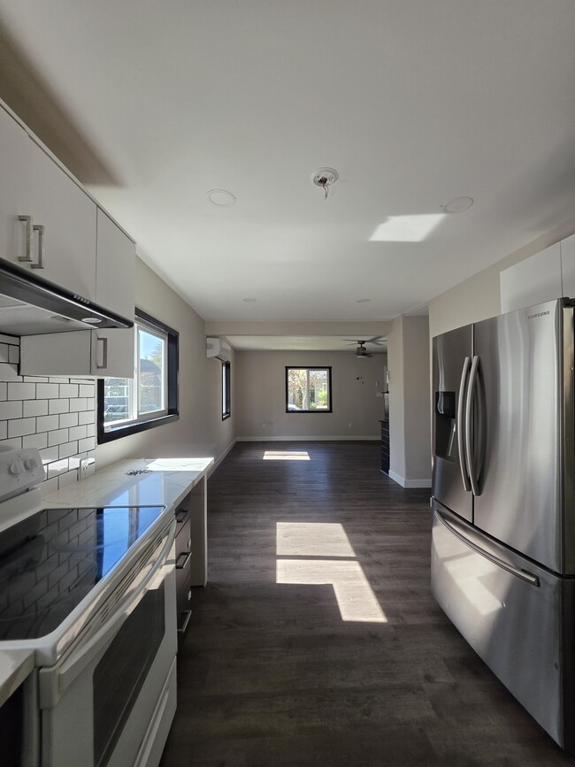 Building Photo - 1060-KE1060 15th St NE