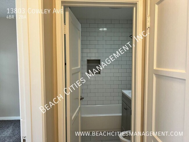 Building Photo - 13803 Cowley Ave