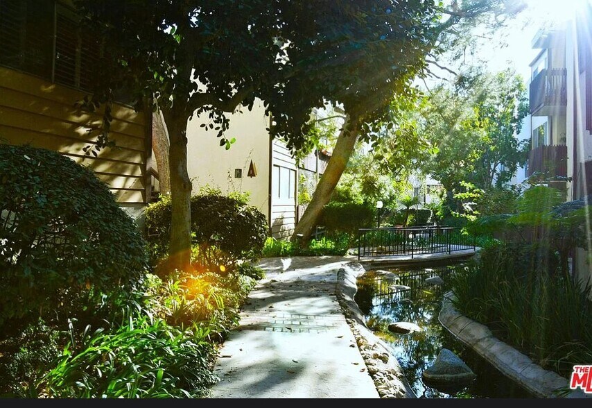 Building Photo - 5950 Canterbury Dr