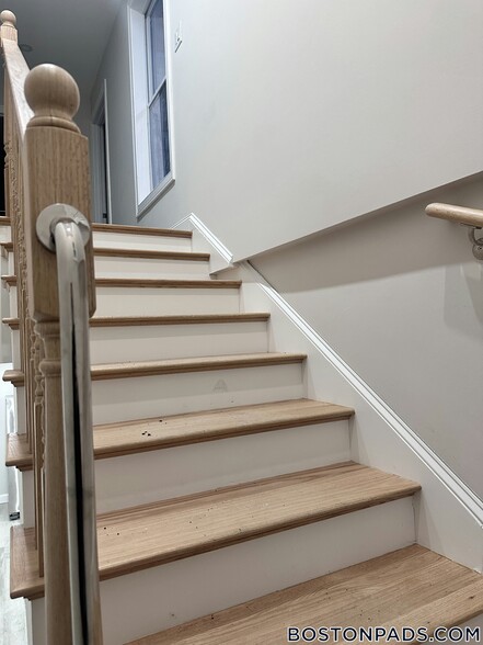 Building Photo - 55 Burrell St