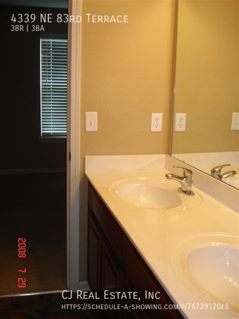 Building Photo - 4339 NE 83rd Terrace