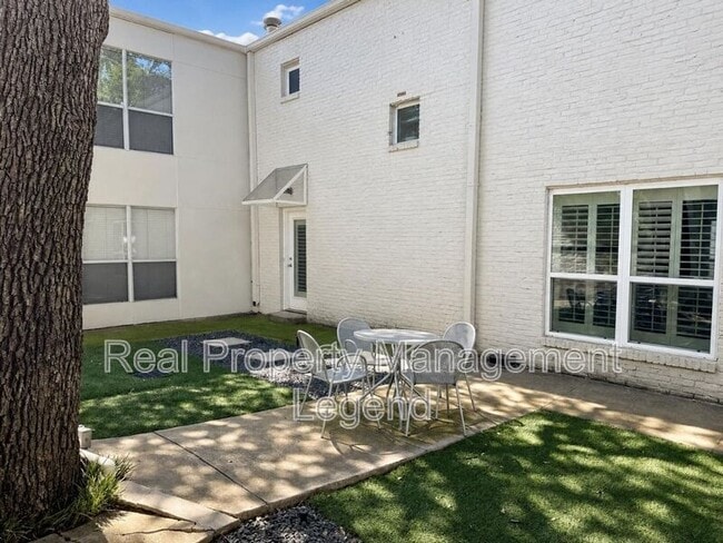 Building Photo - 4122 Travis St