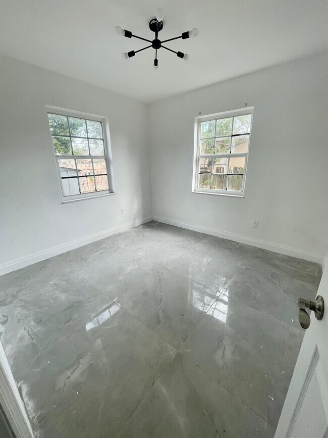 Building Photo - 2459 Dewey St