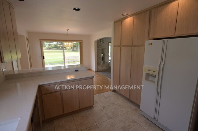 Building Photo - 2 bed + office, 2 bath, 2 car garage condo in Sunland
