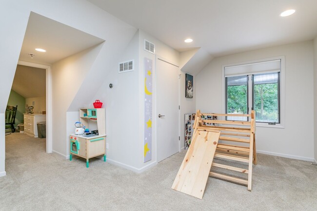 Building Photo - 5 Bed 3 Bath Home