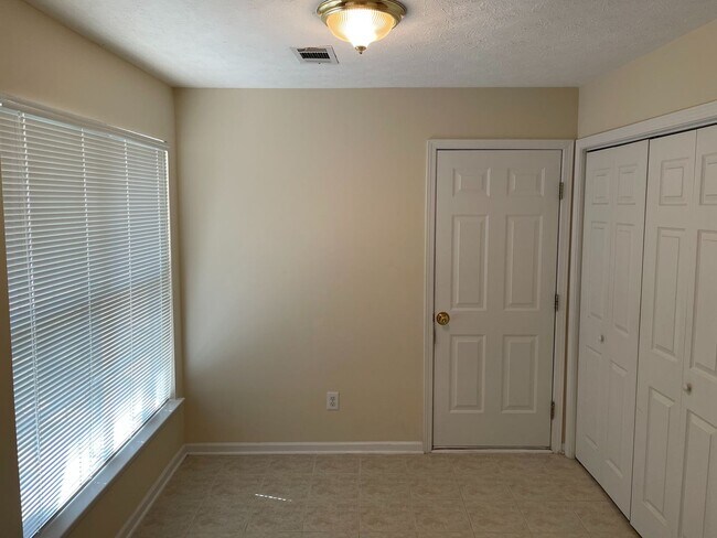 Building Photo - 2500 Hillvale Cir