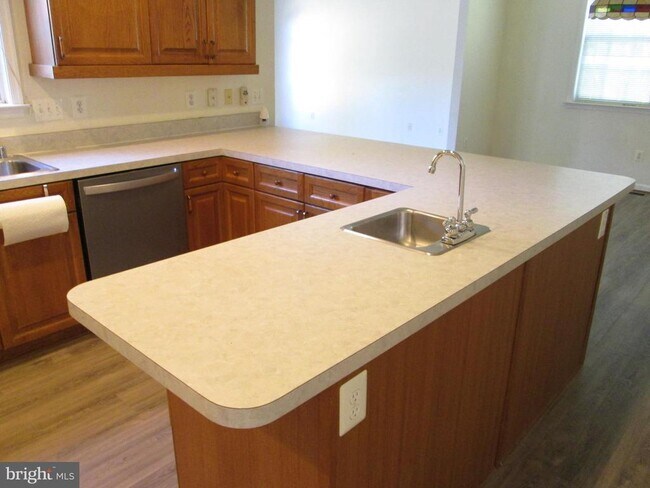 Building Photo - 1300 Treasure Dr