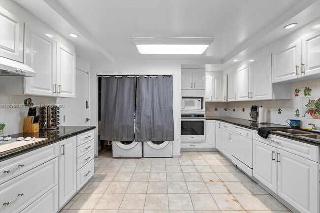 Building Photo - 10155 Collins Ave