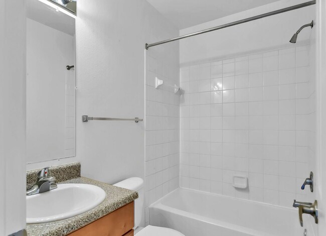 Building Photo - 3/2.5 Crestview Townhome with Community Po...