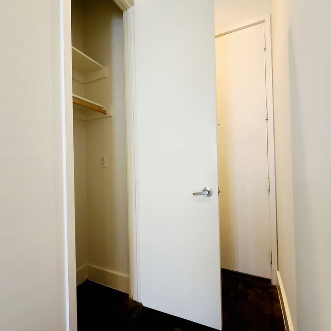 Building Photo - Spacious 3-Story Townhouse With Rooftop De...