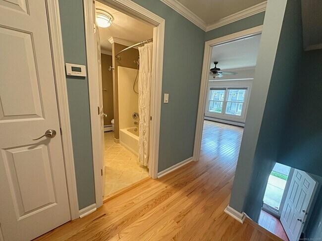 Building Photo - 148 Fairway Dr