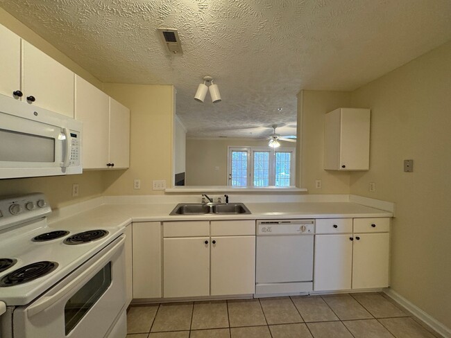 Building Photo - Lovely 2 Bedroom King's Grant Condo