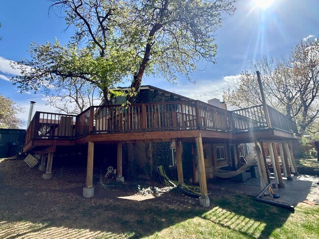 Building Photo - Sprawling 6 BR 4 BA Applewood Paradise - Live in Luxury with this Entertainer's Dream!