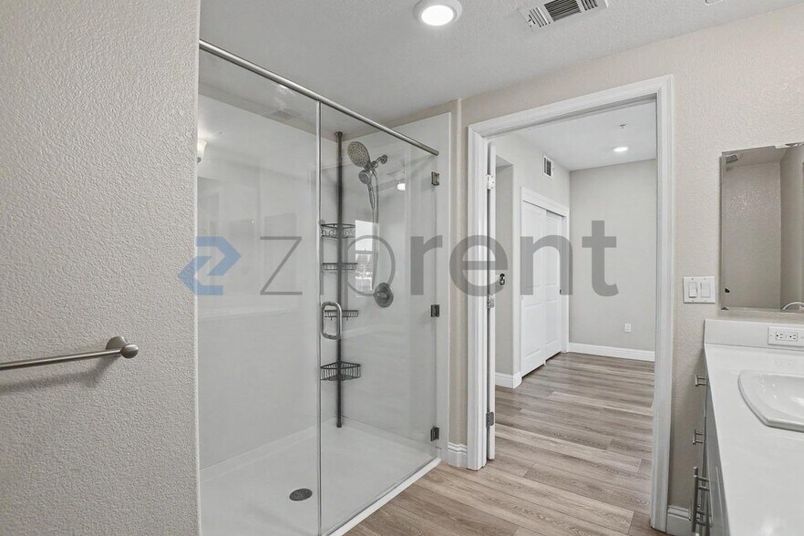 Building Photo - Unit 403