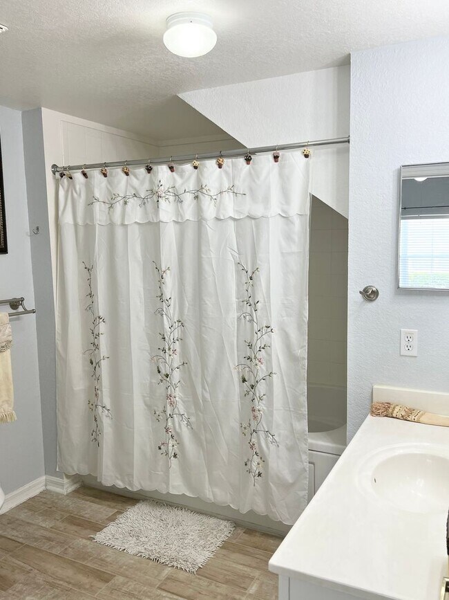 Building Photo - Fully Furnished 4 Bedroom 3 Bath Townhome ...