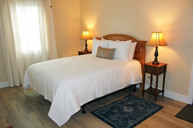 Building Photo - Acorn Flats 201