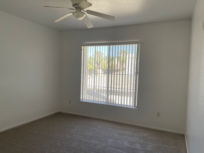 Building Photo - MOVE IN READY! 3 BEDROOM- GUARD GATED COMM...