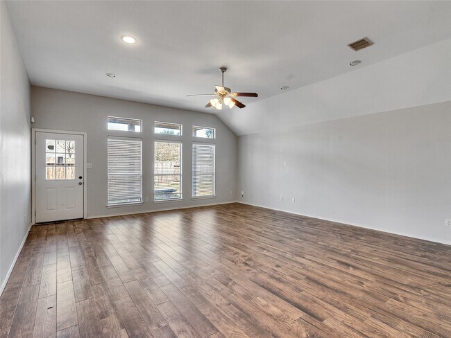 Building Photo - 5643 Walnut Glen Ln