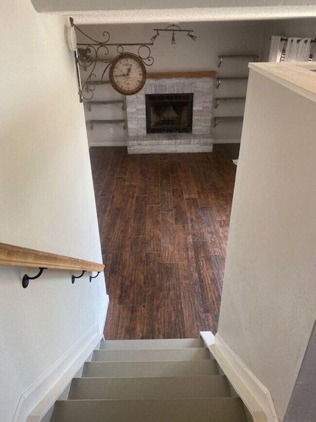 Building Photo - 3 Bedroom Tri-level in Woodland Hills