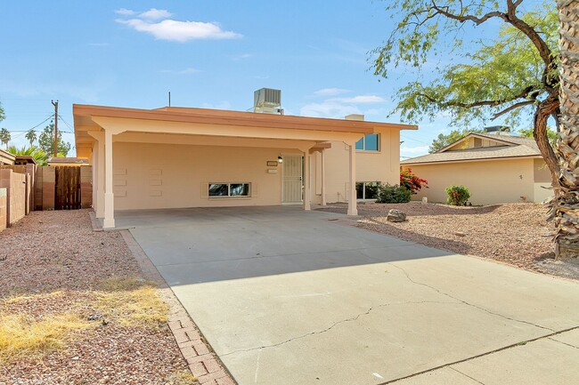 Building Photo - 2 Story ASU house with Pool in the best neighborhood for students