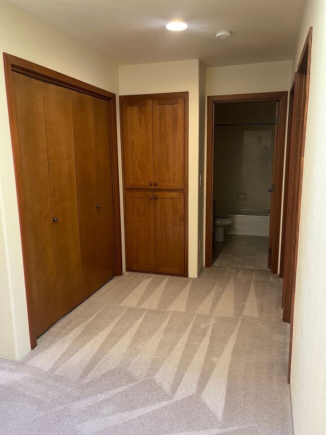 Building Photo - 3 Bedroom 2.5 Bath Townhouse
