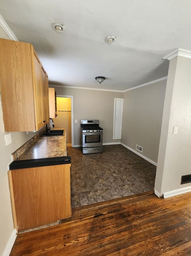 Building Photo - 2 Bed 1 Bath