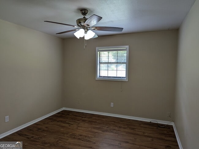 Building Photo - 502 Greenbay Ave