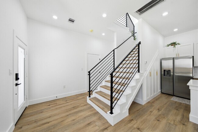 Building Photo - 8910 Knoll Leaf Dr