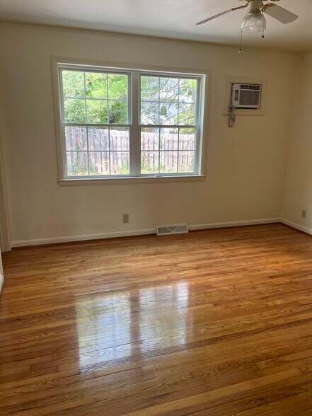 Building Photo - 312 S Poplar St