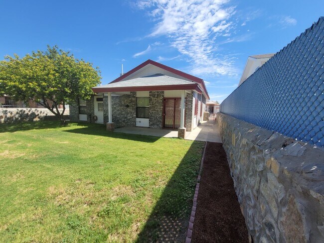 Building Photo - Ready to View!!