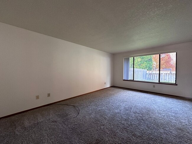 Building Photo - Charming 2 Bedroom Duplex with Spacious Yard in Gresham!