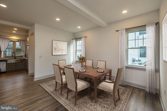 Building Photo - 411 James St