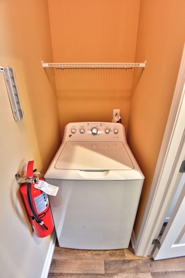 Building Photo - Second Floor Front View 2 Bedroom in a Gated Community!