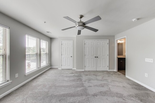 Building Photo - Elegant 3 bedroom, 2.5 bath townhome in Crown Farm