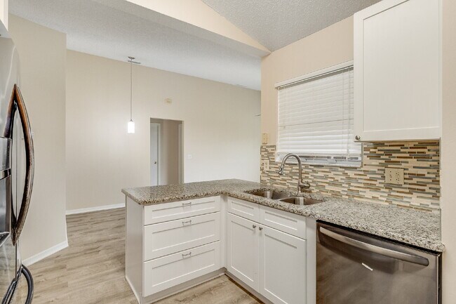 Building Photo - Spacious 3/2 with split plan and large fenced yard!
