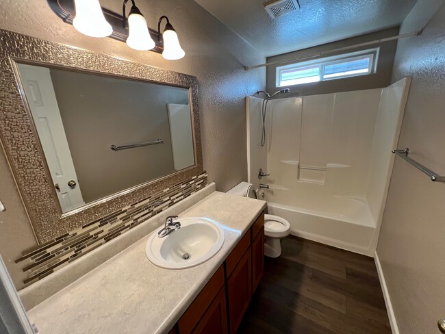 Building Photo - 2635 Parkwood Village Ln