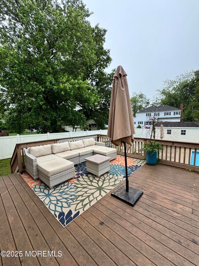 Building Photo - 3 Darien Dr