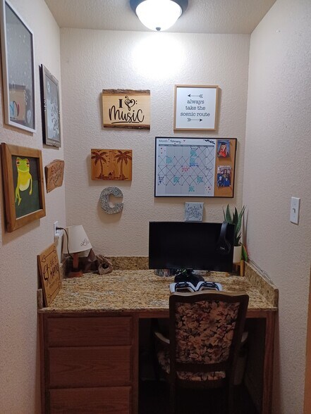 Building Photo - 809 Golf Course Rd