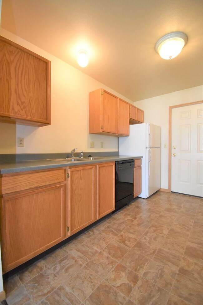 Building Photo - Nice Large 2 Bedroom 1 Bathroom Townhouse ...