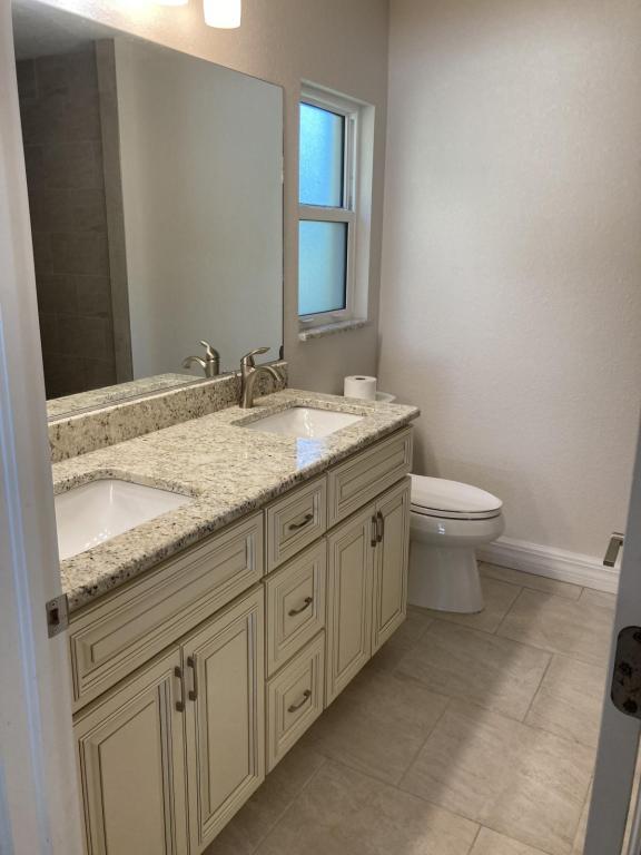 Building Photo - 1641 S San Mateo Dr