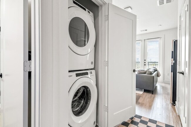 Building Photo - 701 Richmond Ave.