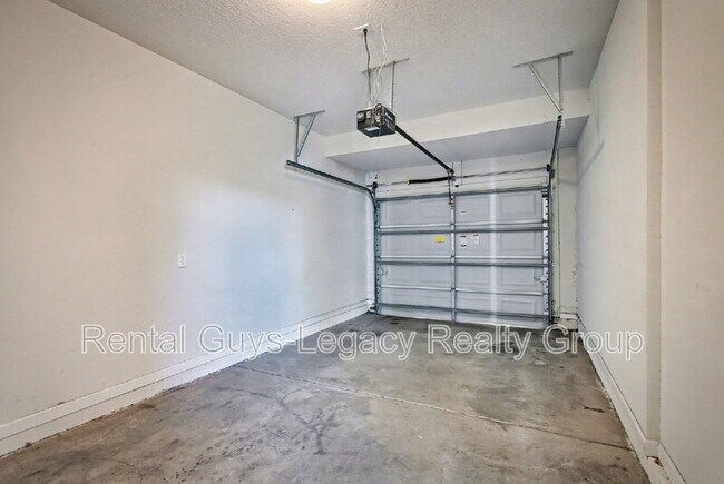 Building Photo - 6986 Roundleaf Dr