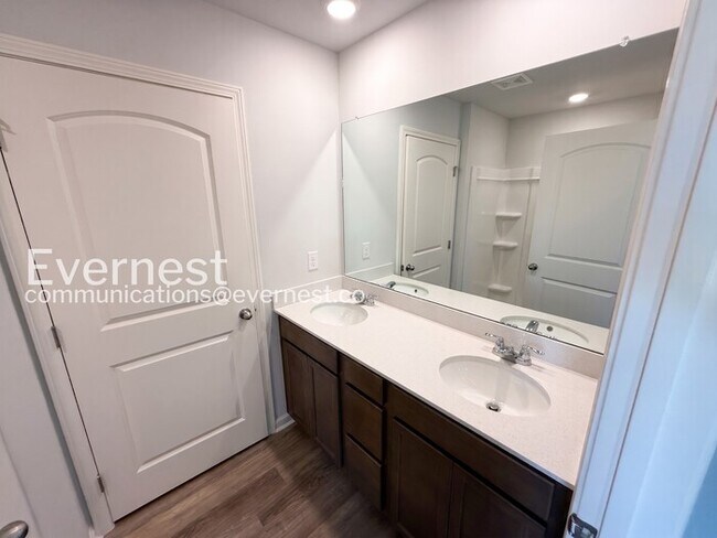 Building Photo - 3 Bed/2.5 Bath Town Home with Garage / Pet-Friendly / Vouchers Accepted / Coming Soon!