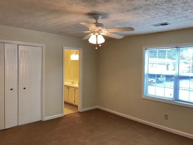 Building Photo - 330 Winding River Dr