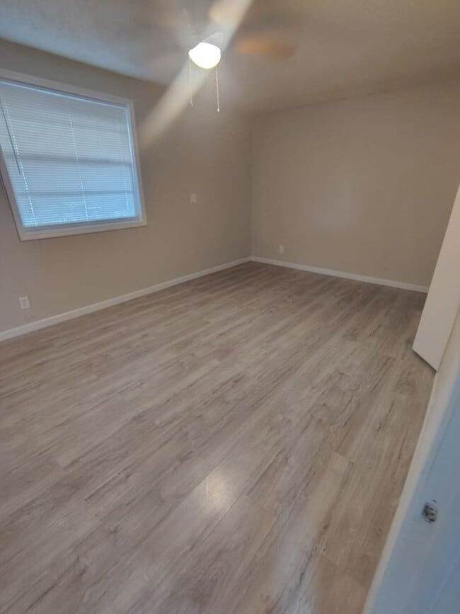 Building Photo - Fully Renovated 4/2 -Single Family  Availa...